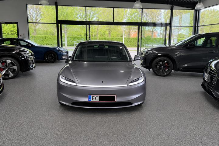 undefined Tesla Model Y fra 2025
