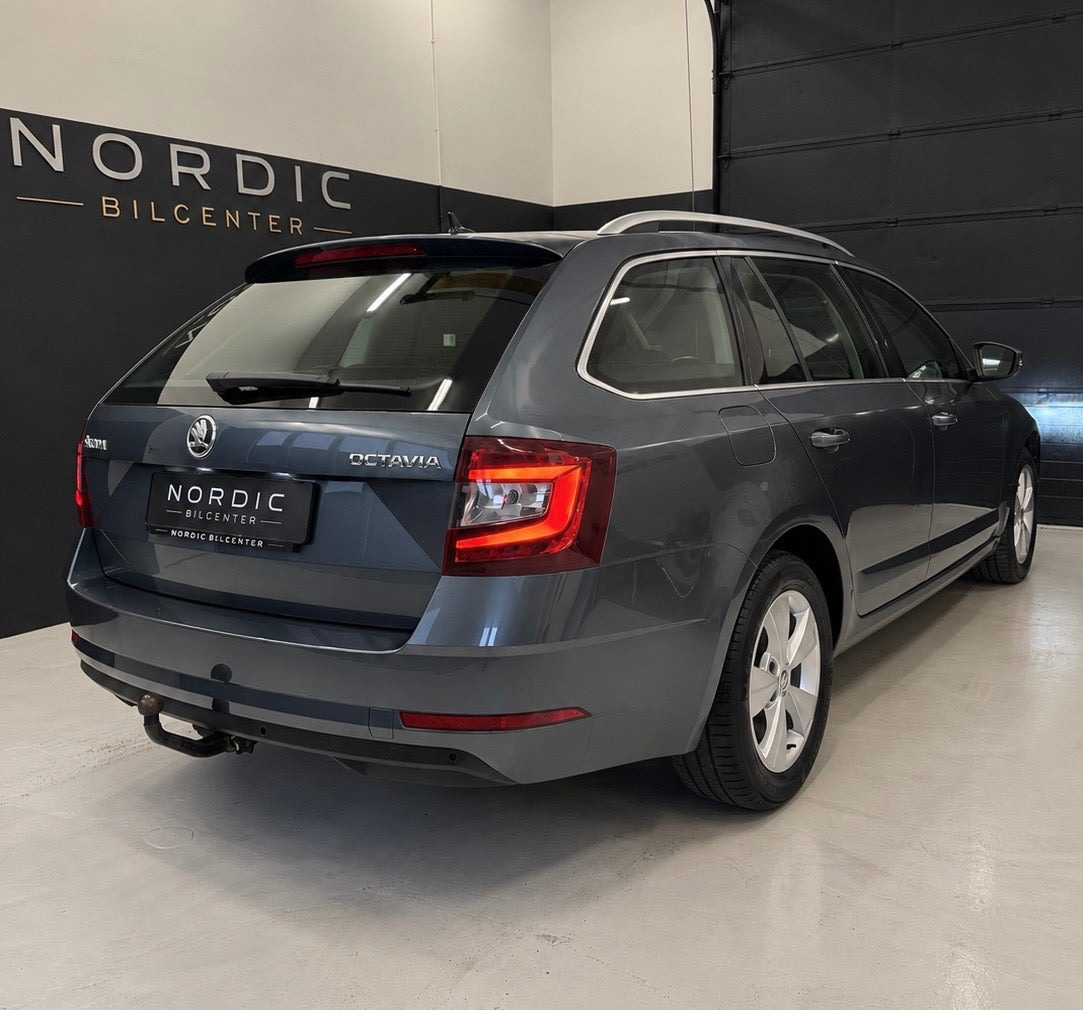 Grå Skoda Octavia fra 2019