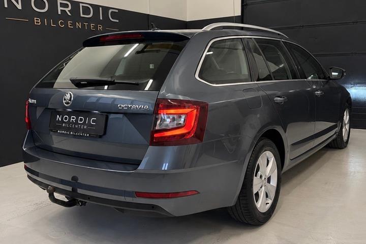 Grå Skoda Octavia fra 2019