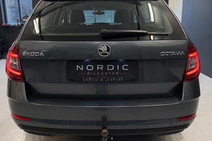 Grå Skoda Octavia fra 2019