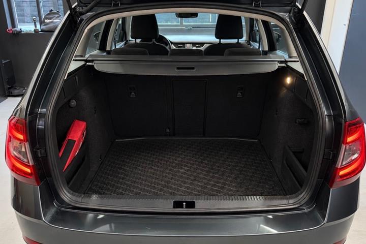 Grå Skoda Octavia fra 2019