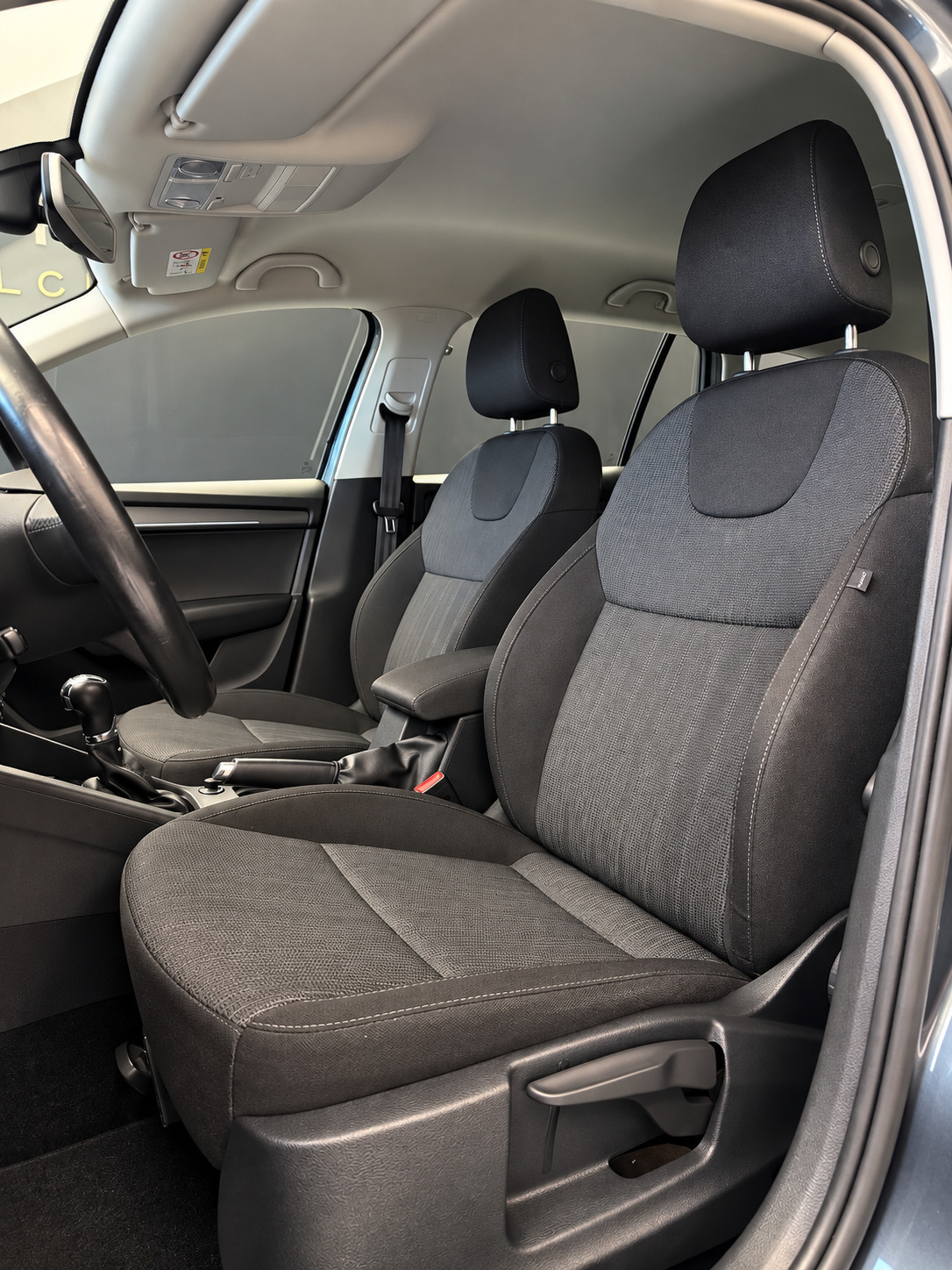 Grå Skoda Octavia fra 2019