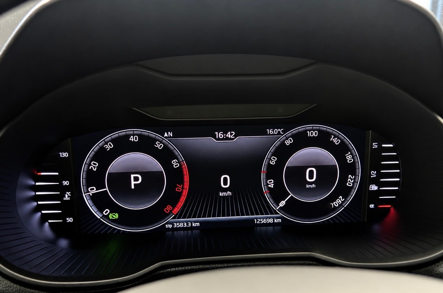 Grå Skoda Octavia fra 2019