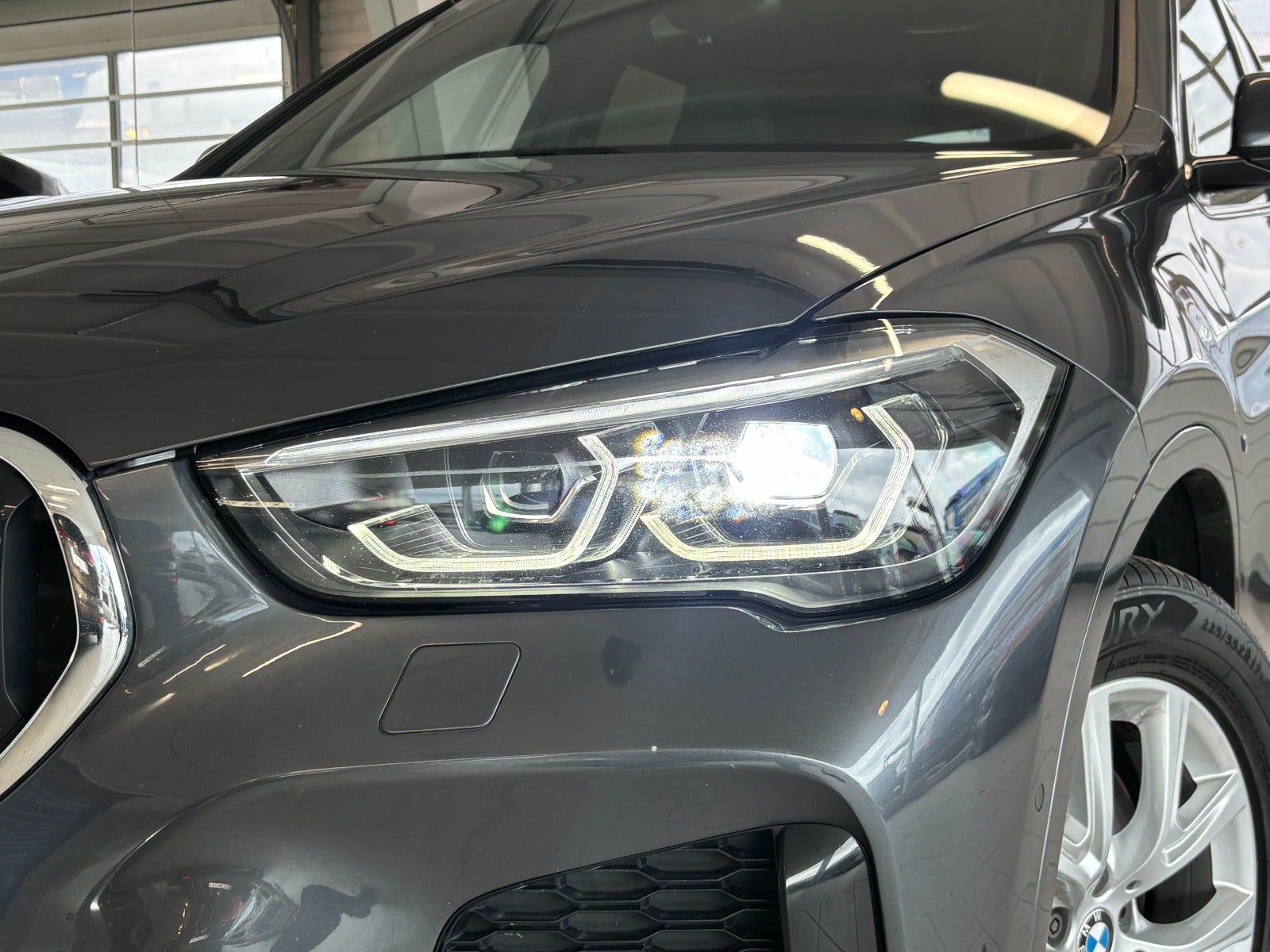 Grå BMW X1 fra 2021