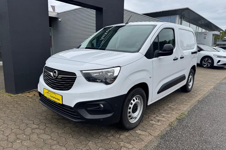 Hvid Opel Combo-e fra 2025 set udefra