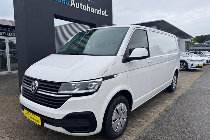 Hvid VW Transporter fra 2021 set udefra