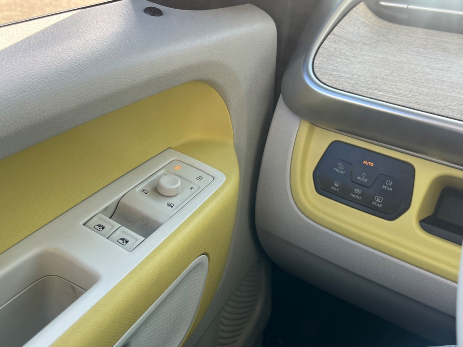 Gul VW ID.Buzz fra 2024
