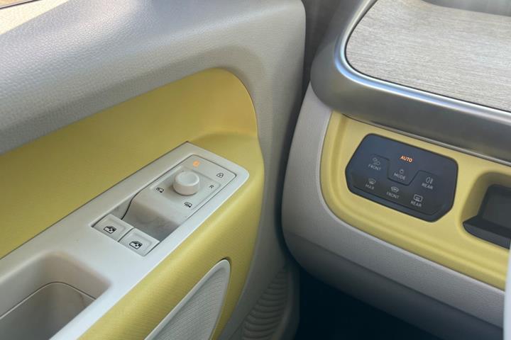 Gul VW ID.Buzz fra 2024