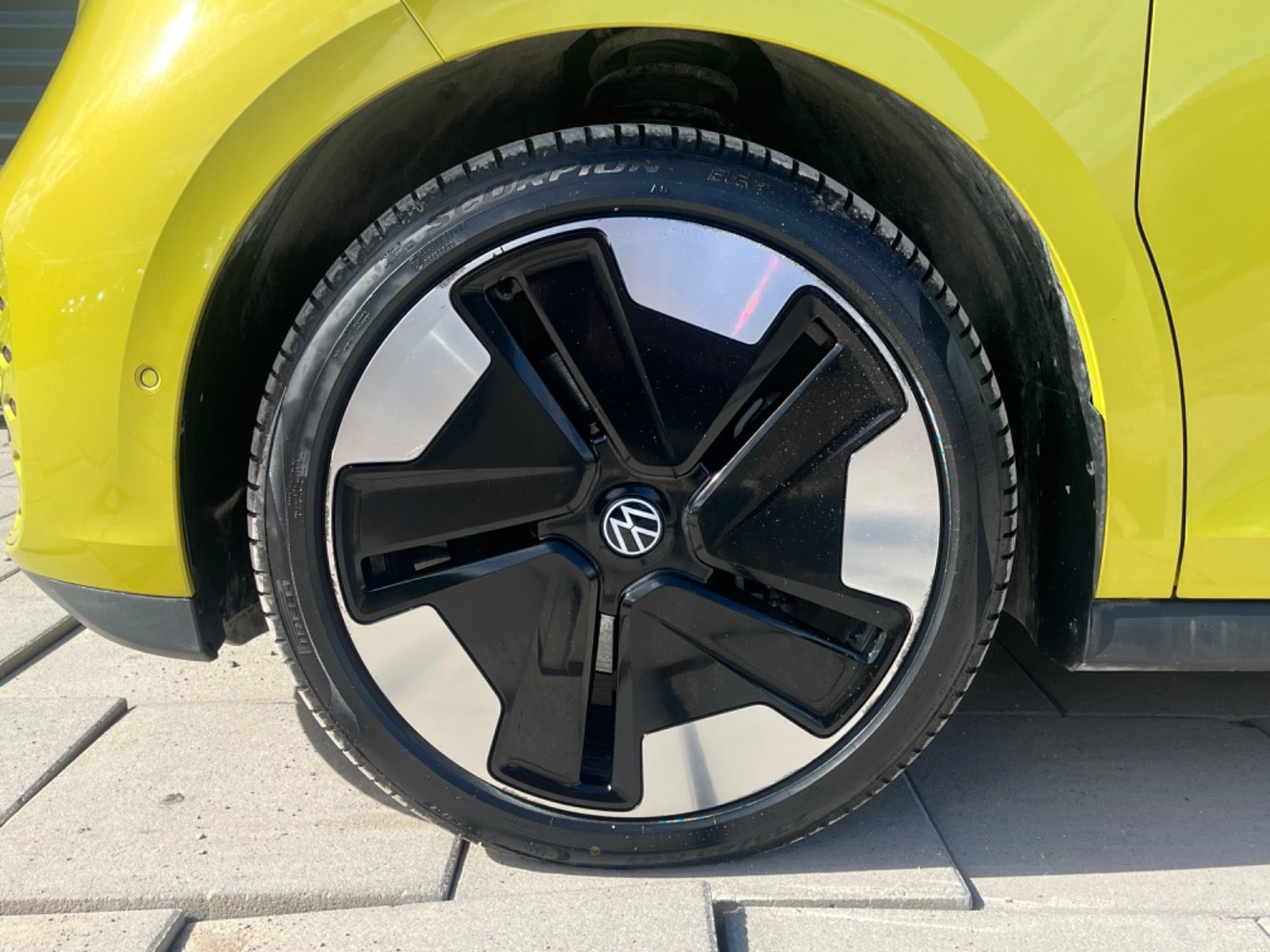 Gul VW ID.Buzz fra 2024