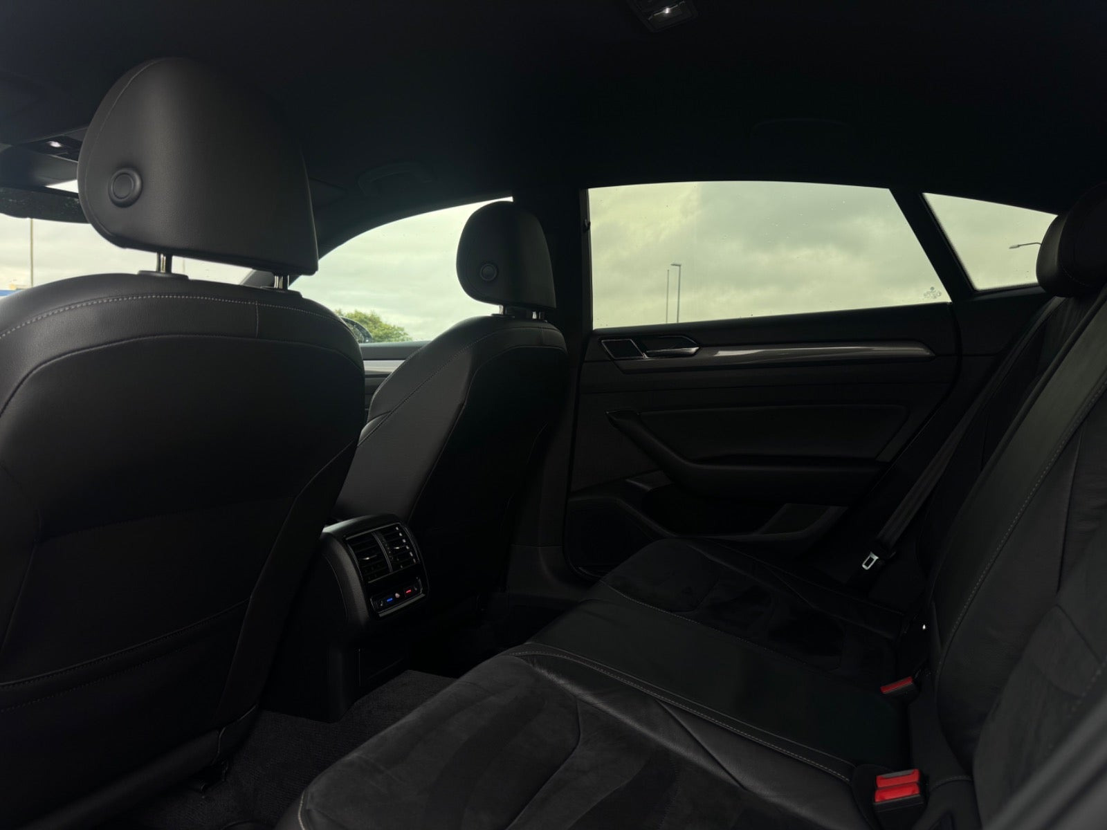 Sølv VW Arteon fra 2018