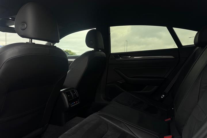 Sølv VW Arteon fra 2018