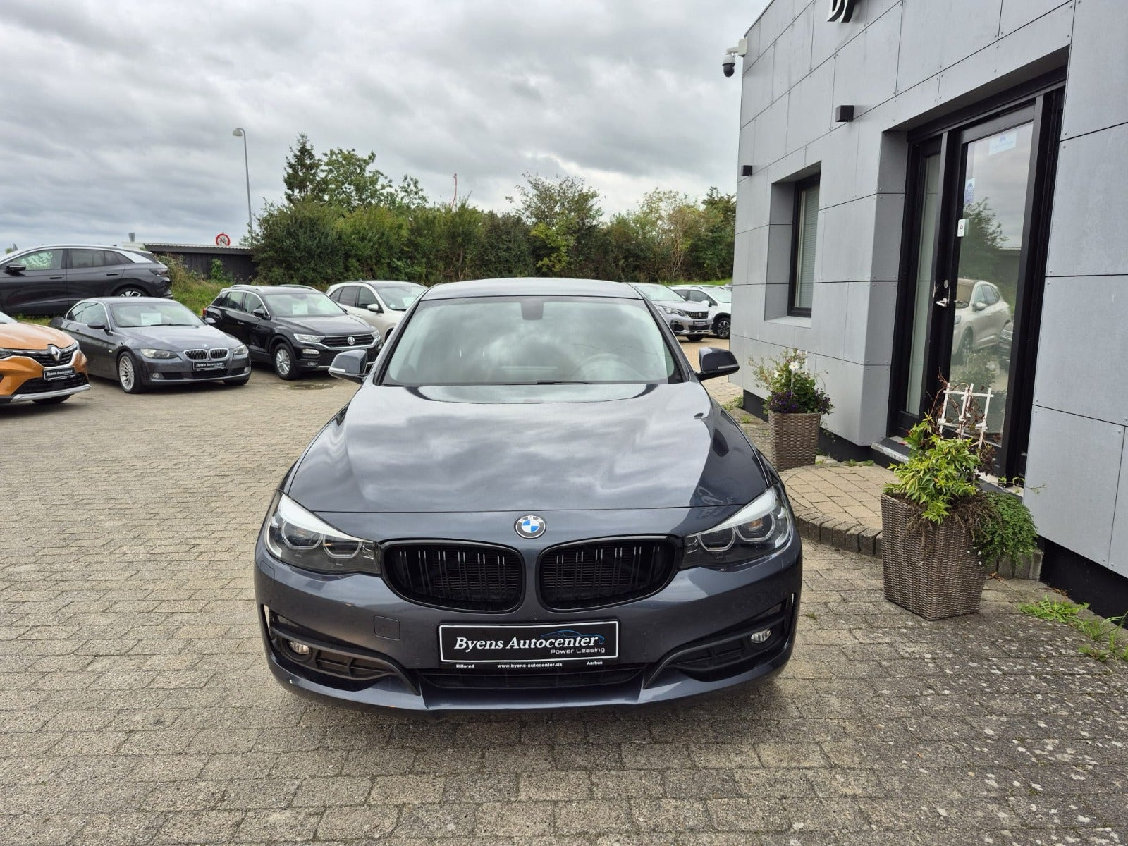 Grå BMW 320d fra 2018