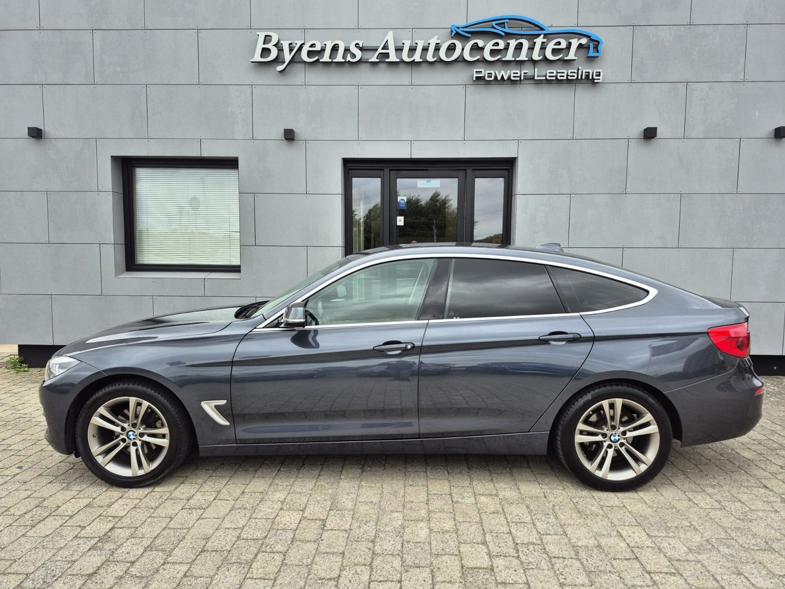 Grå BMW 320d fra 2018