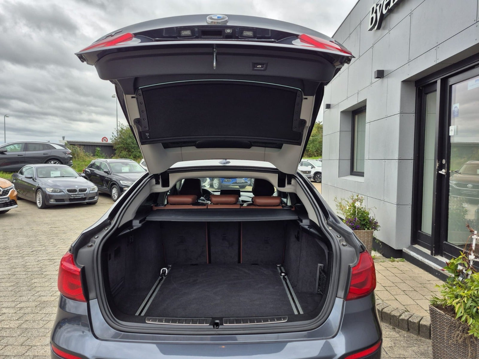Grå BMW 320d fra 2018