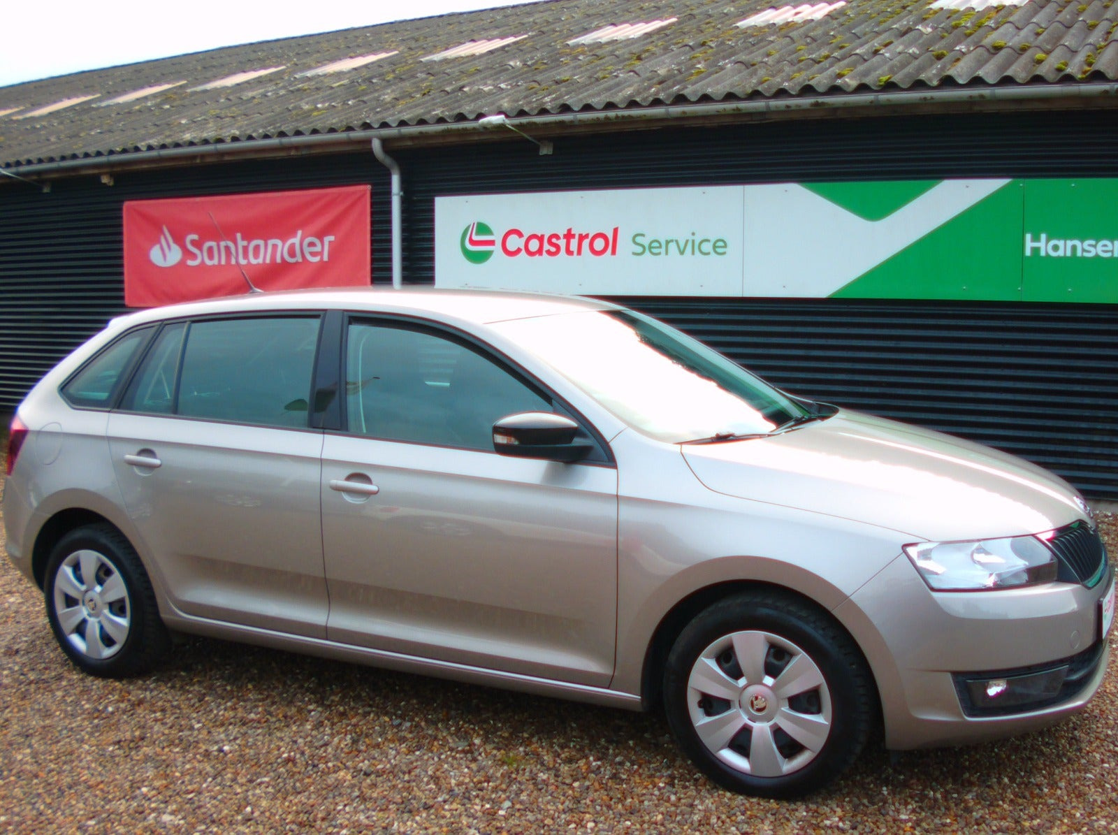 Beige Skoda Rapid fra 2017