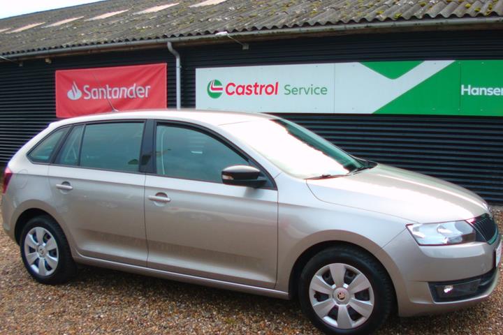 Beige Skoda Rapid fra 2017