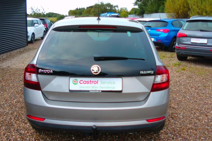 Beige Skoda Rapid fra 2017