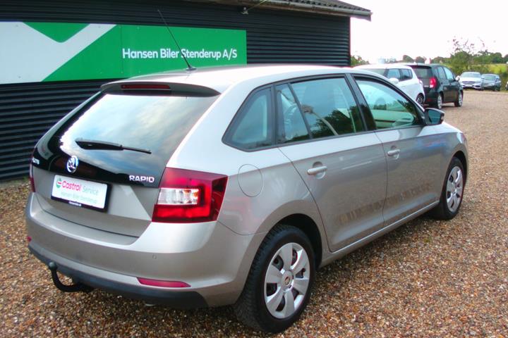 Beige Skoda Rapid fra 2017