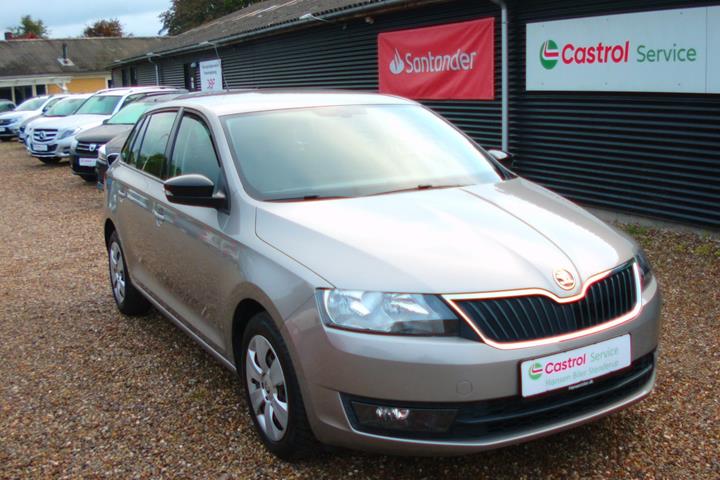 Beige Skoda Rapid fra 2017