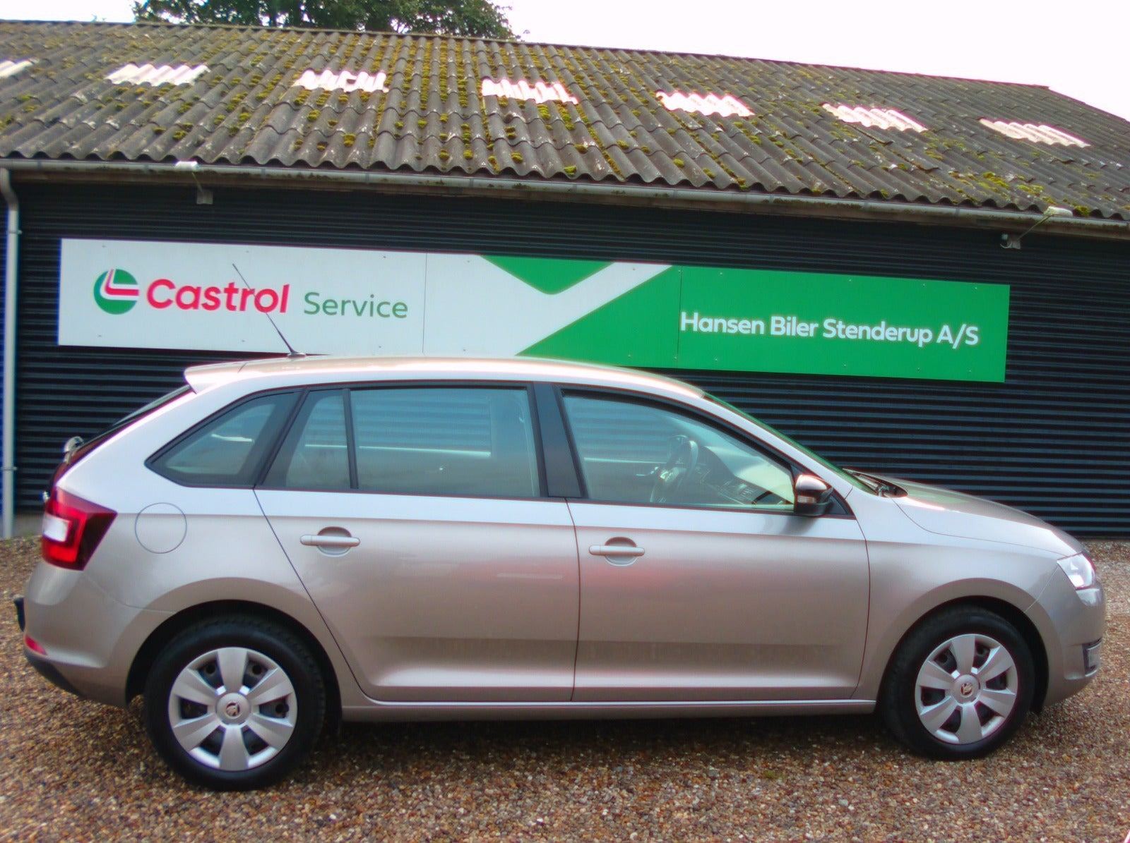 Beige Skoda Rapid fra 2017