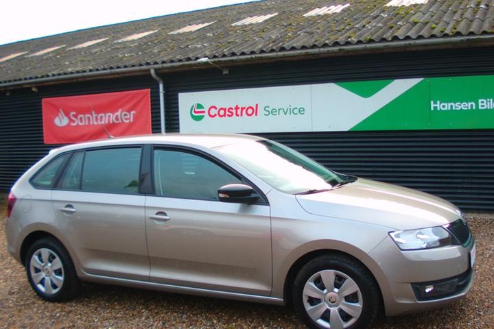 Beige Skoda Rapid fra 2017