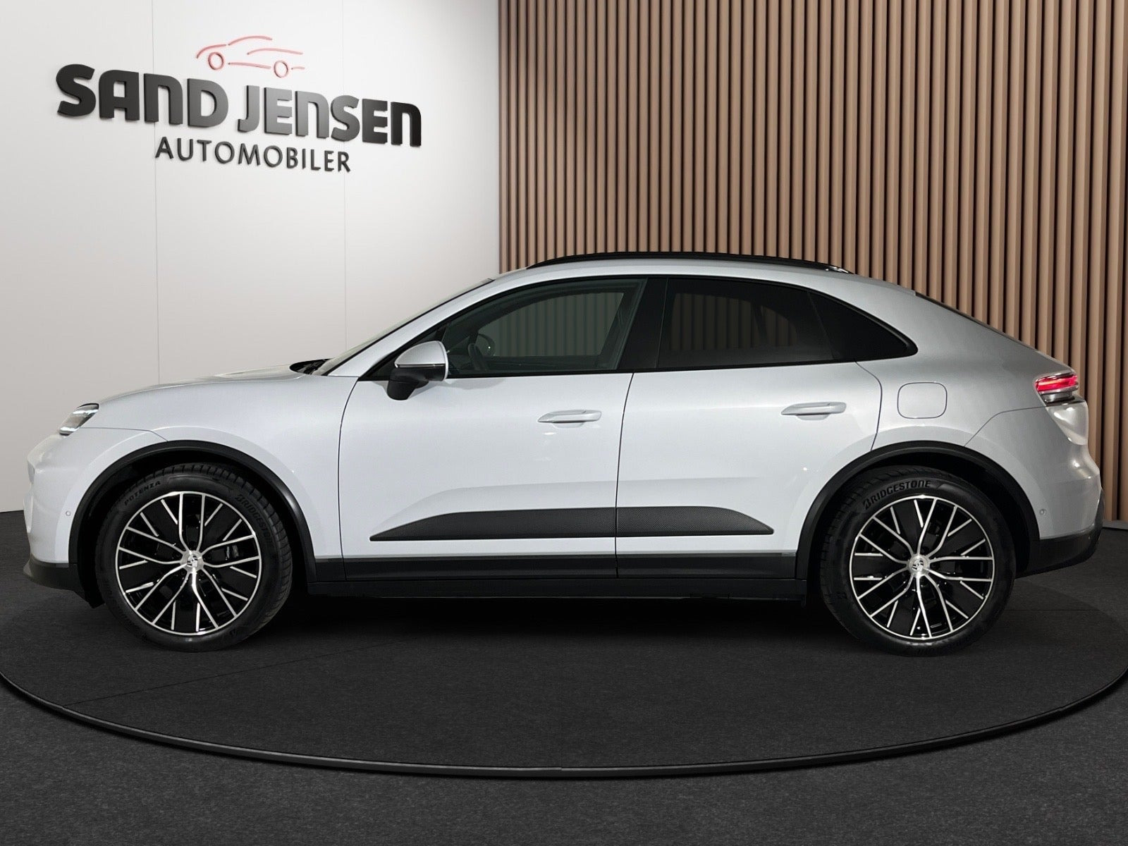 Grå Porsche Macan 4 fra 2025