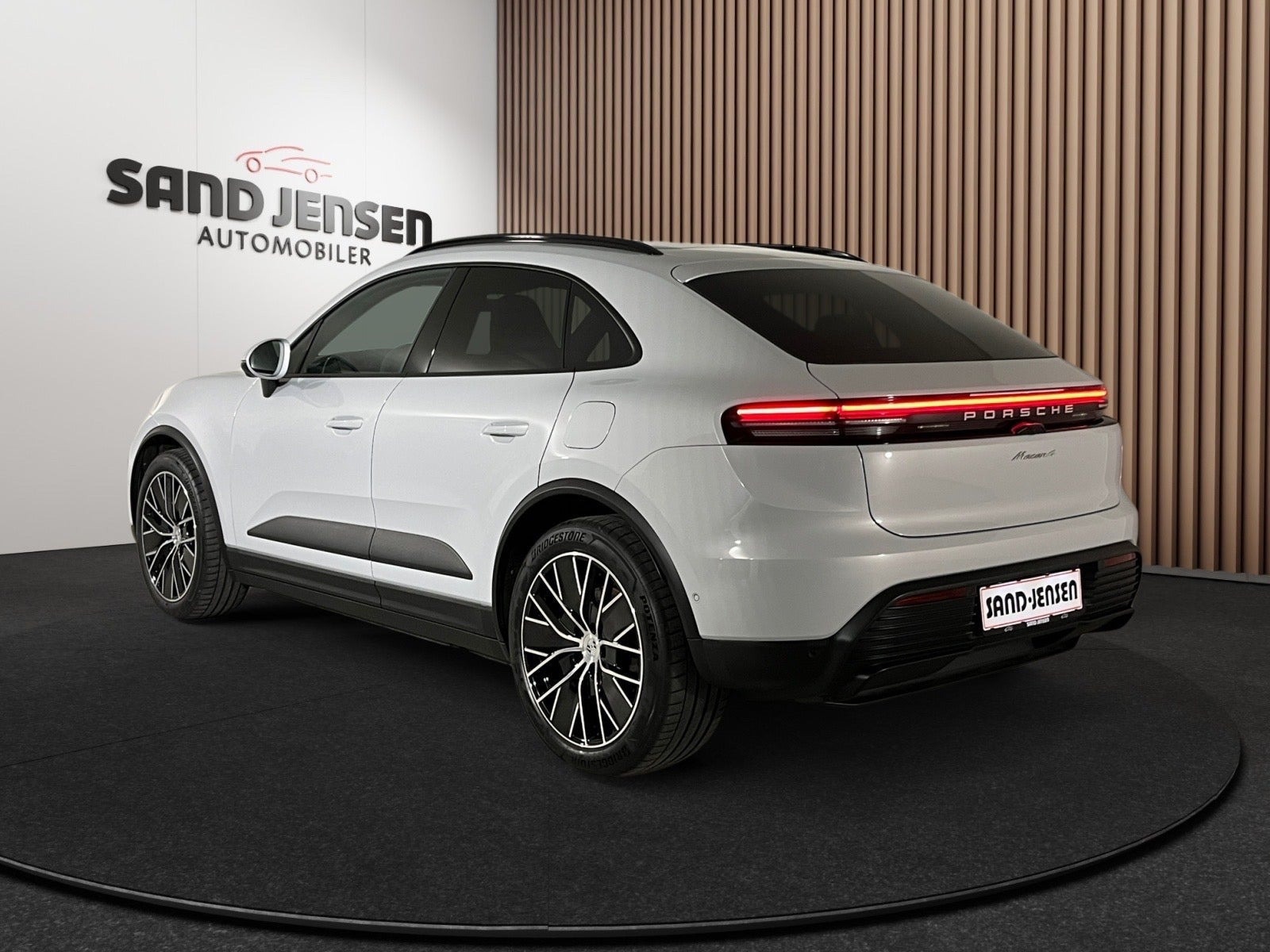 Grå Porsche Macan 4 fra 2025