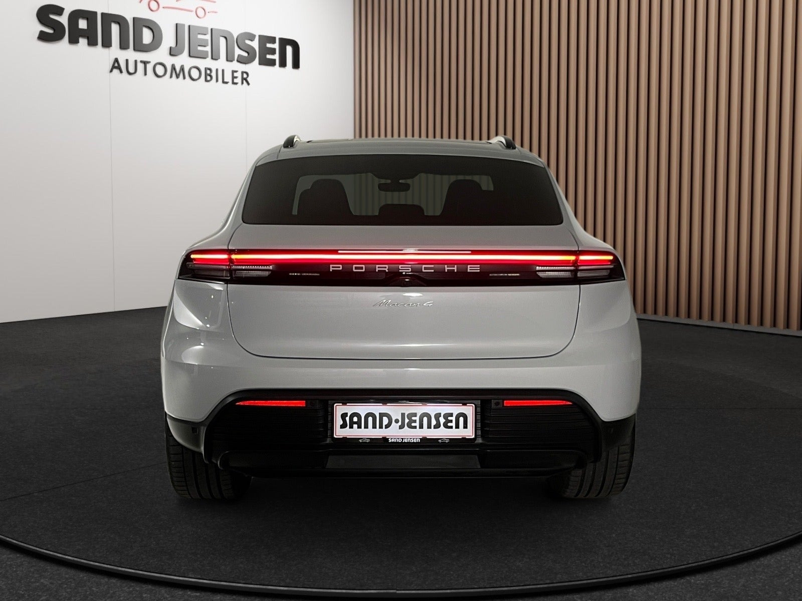Grå Porsche Macan 4 fra 2025