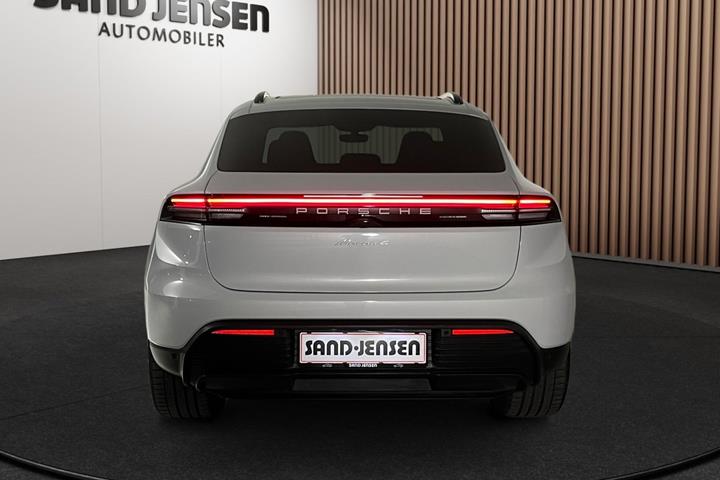 Grå Porsche Macan 4 fra 2025