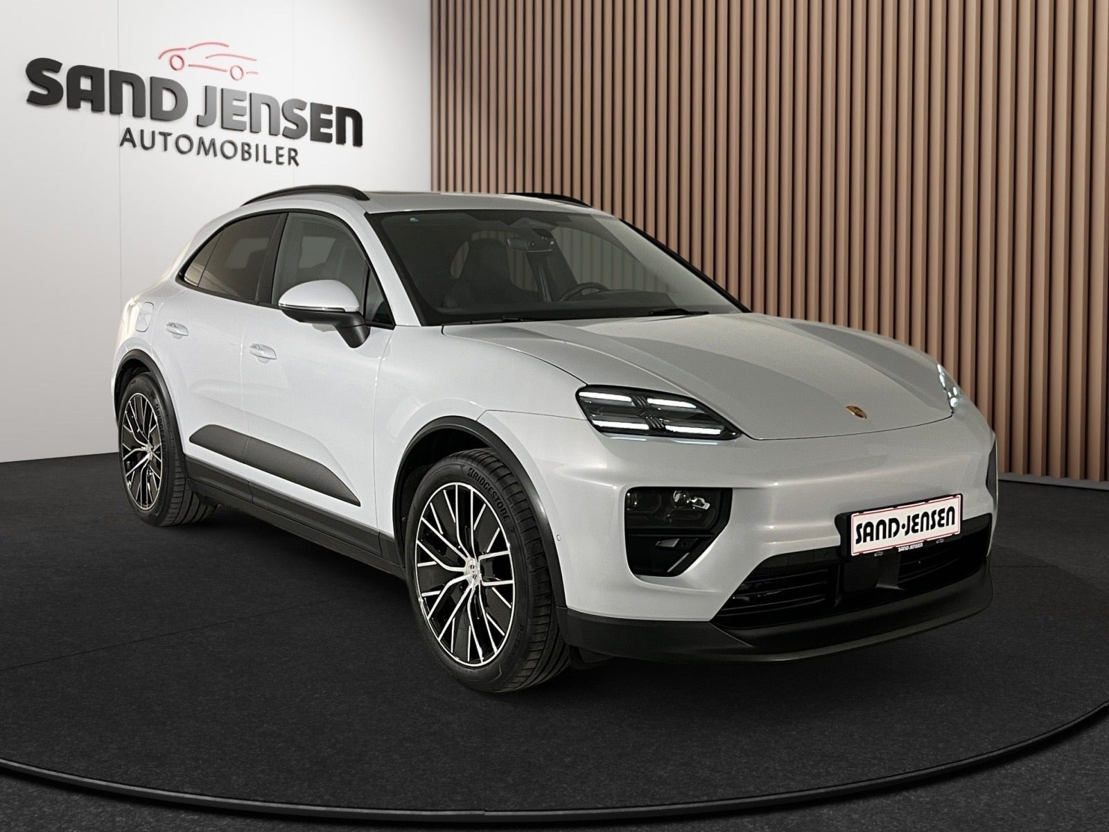 Grå Porsche Macan 4 fra 2025