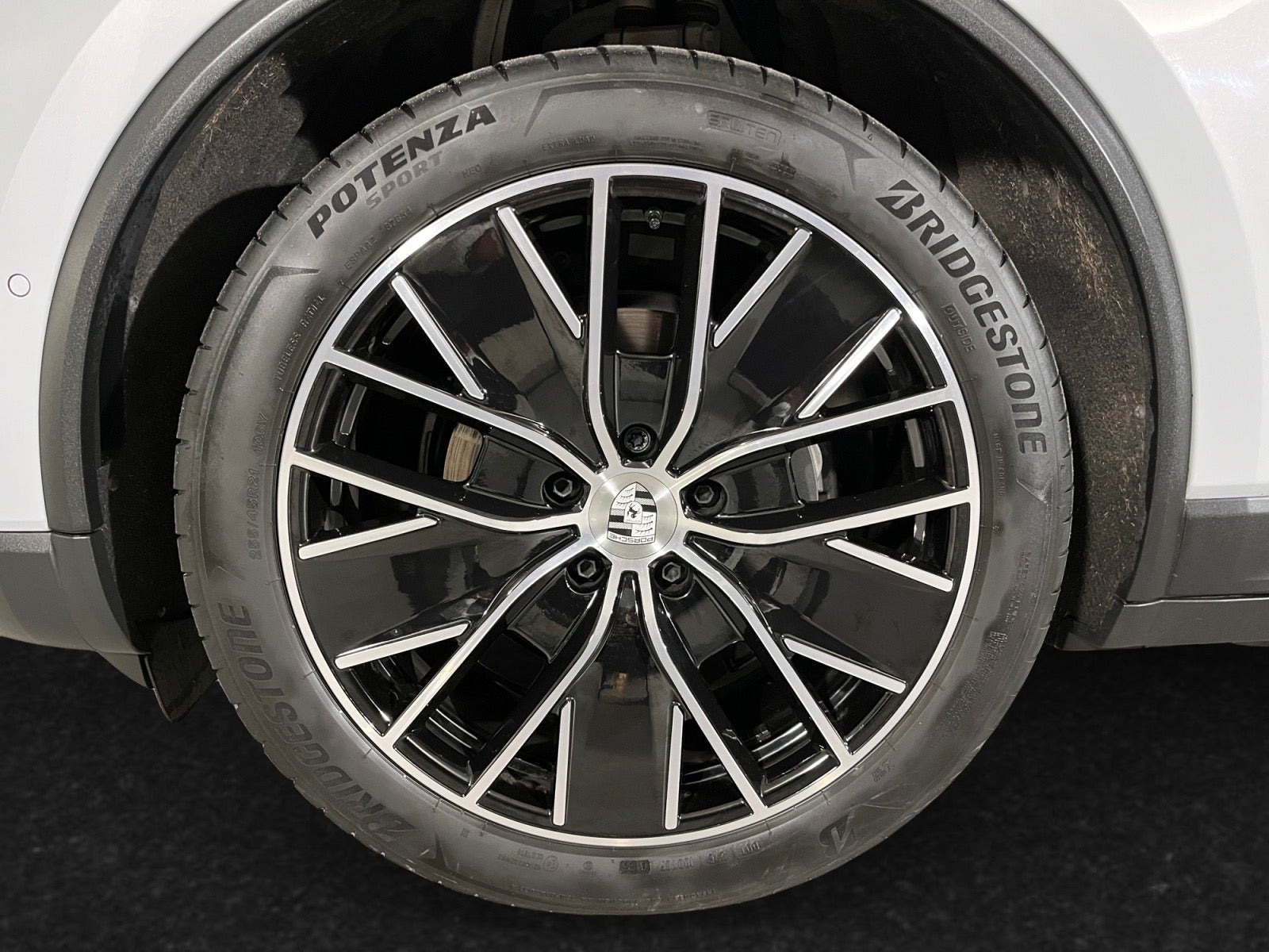 Grå Porsche Macan 4 fra 2025