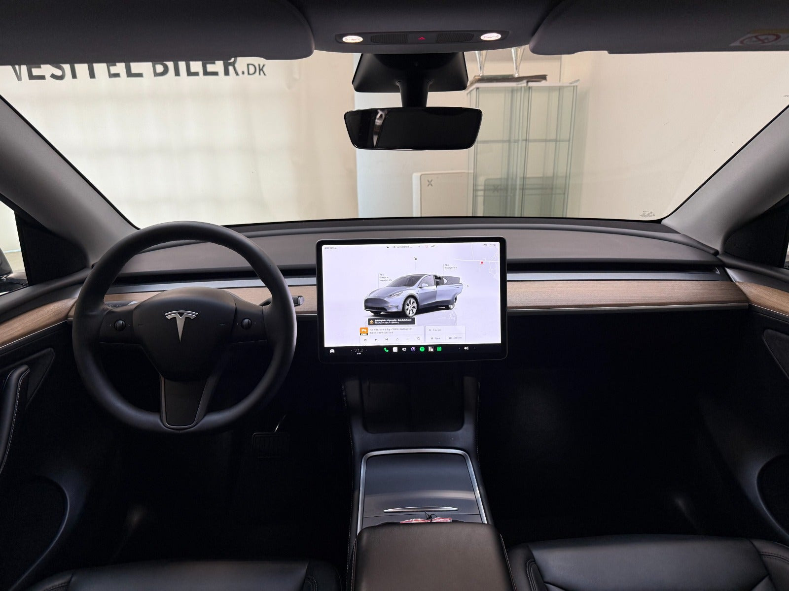 Sølv Tesla Model Y fra 2023