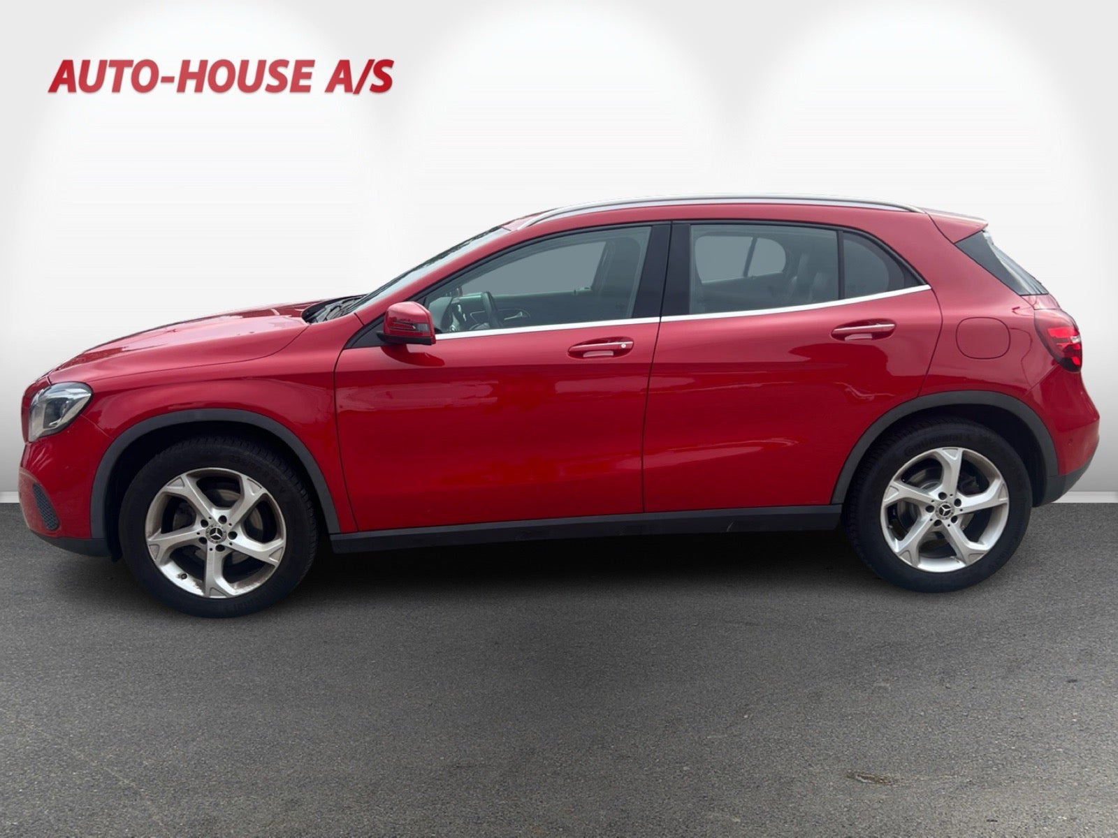 Rød Mercedes GLA220 d fra 2018