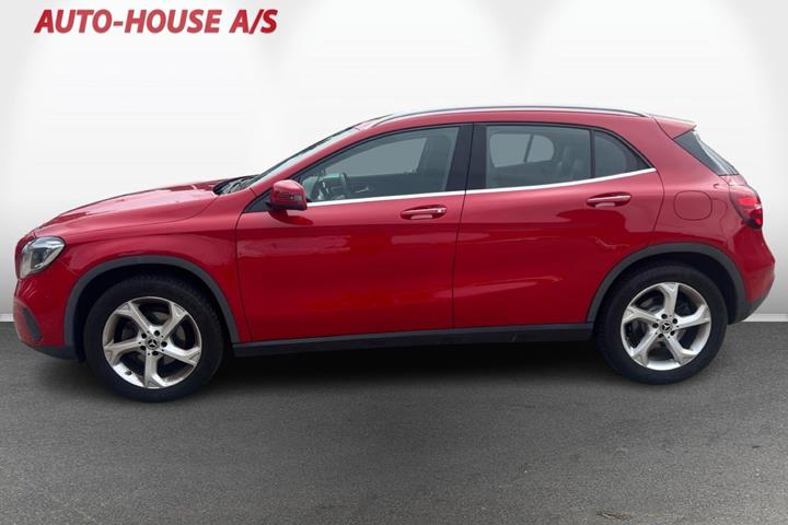 Rød Mercedes GLA220 d fra 2018