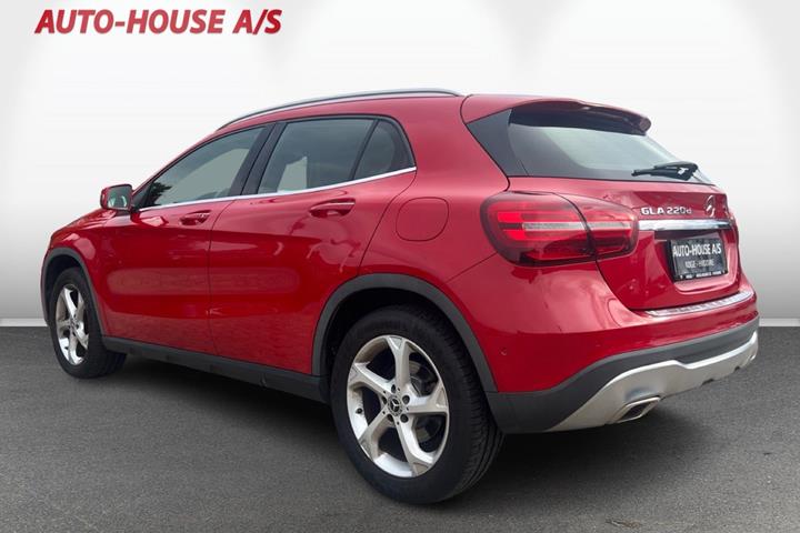 Rød Mercedes GLA220 d fra 2018