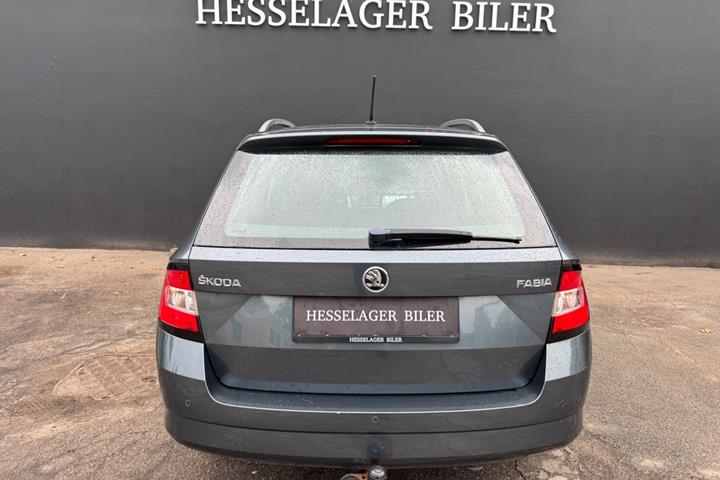 Grå Skoda Fabia fra 2016