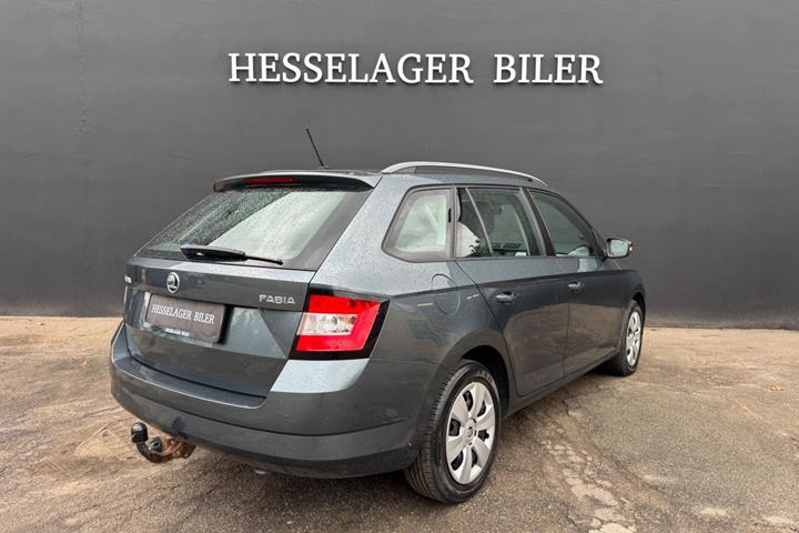 Grå Skoda Fabia fra 2016