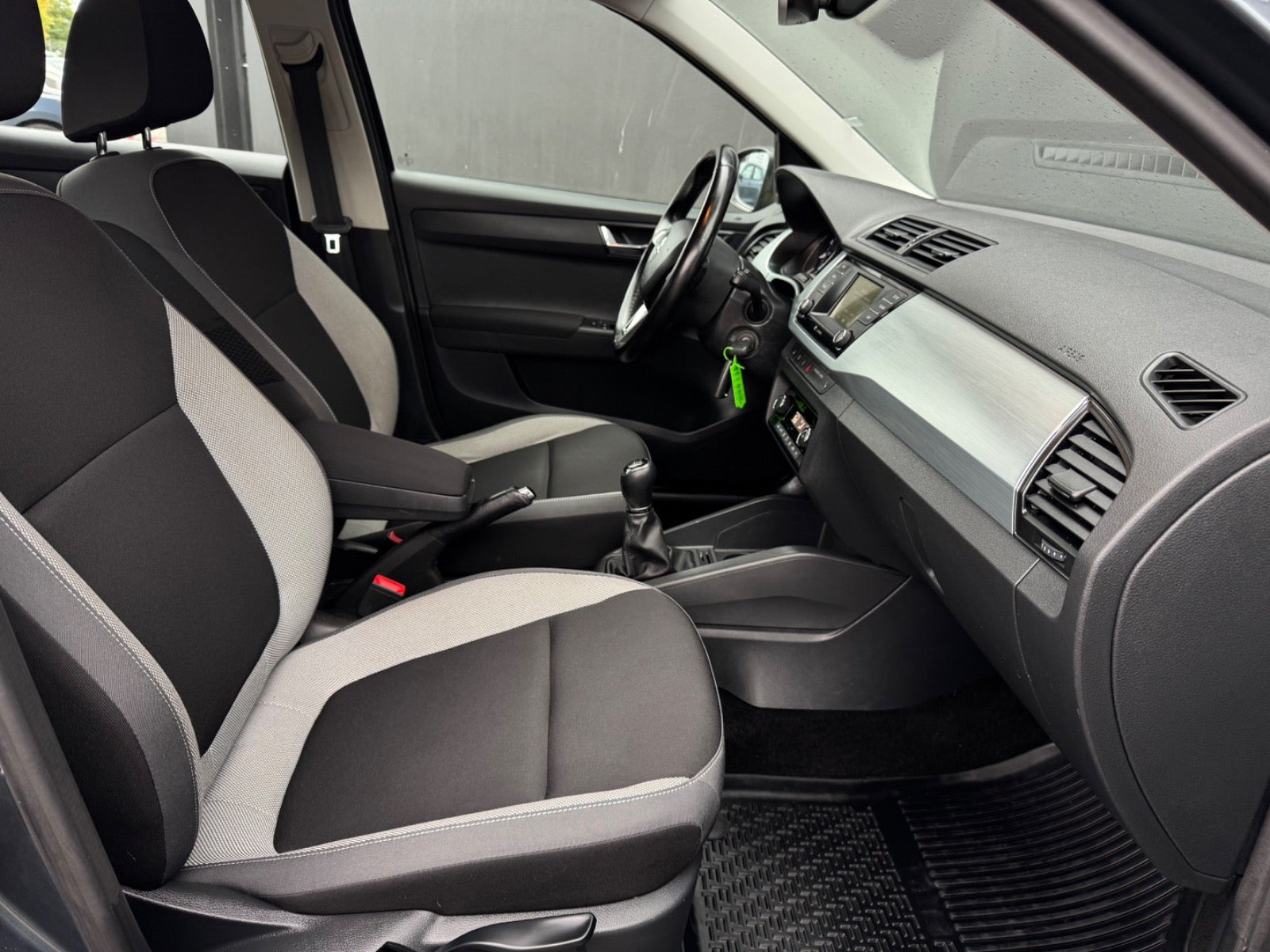 Grå Skoda Fabia fra 2016