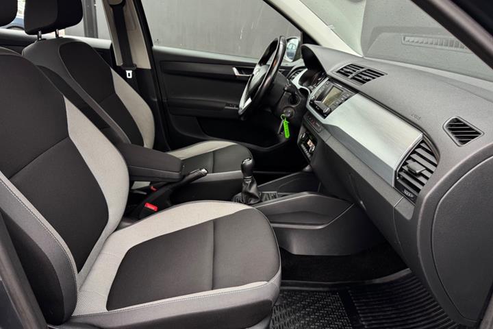 Grå Skoda Fabia fra 2016