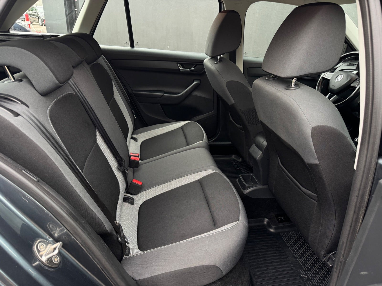 Grå Skoda Fabia fra 2016