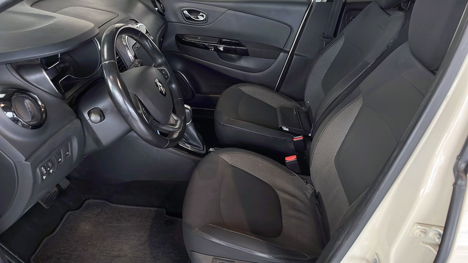 Beige Renault Captur fra 2016