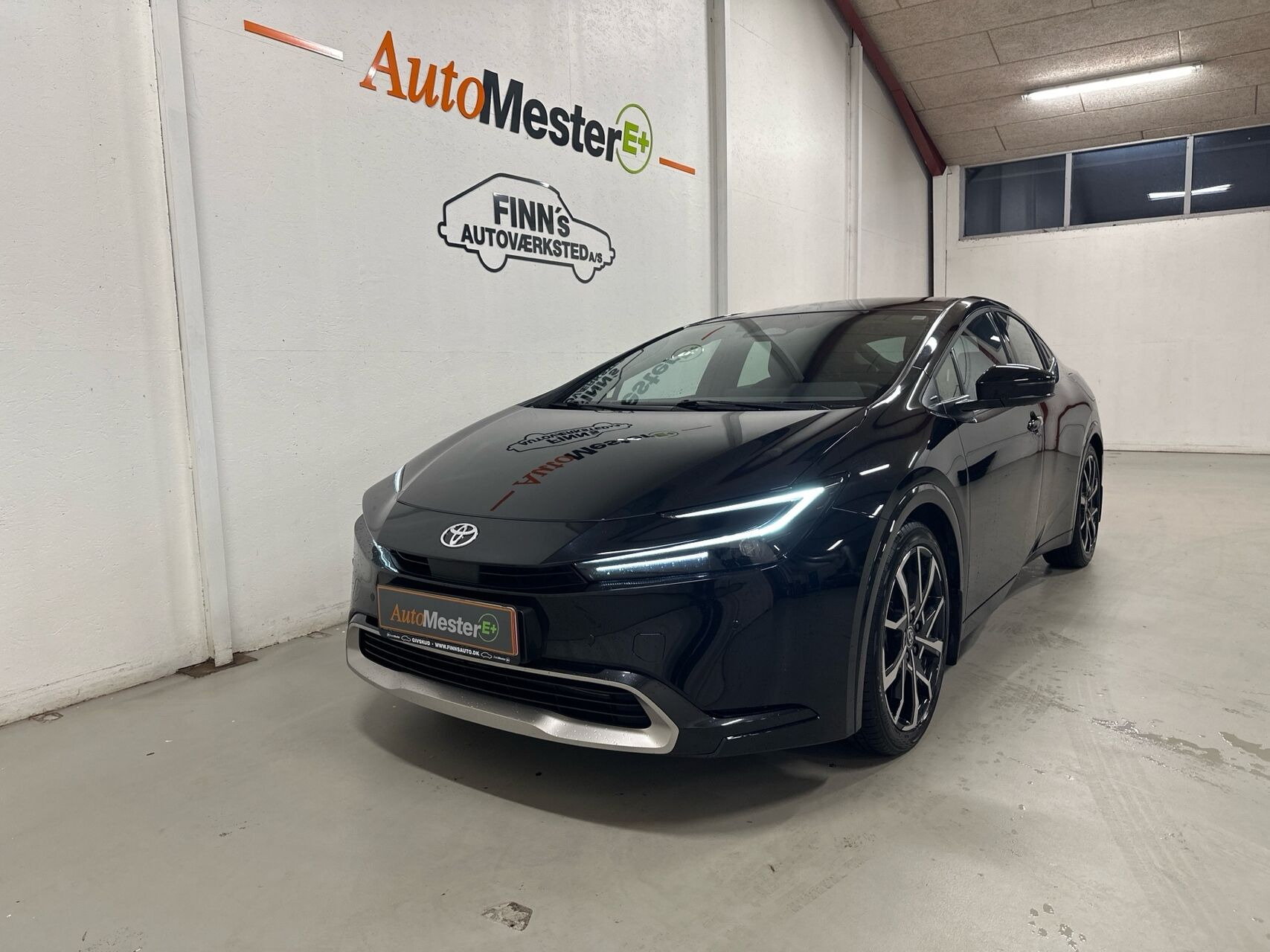 Sort Toyota Prius Plug-in fra 2024