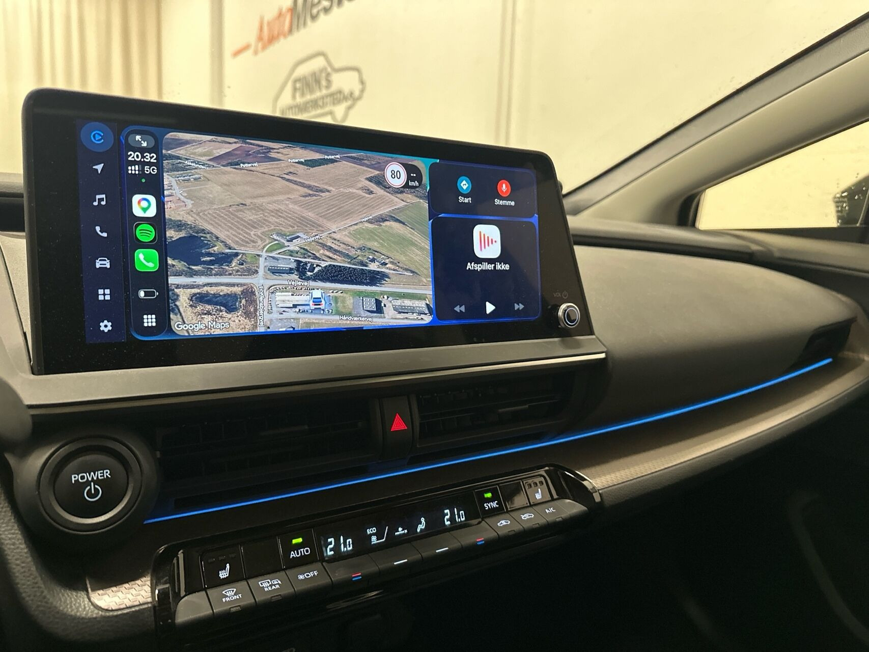 Sort Toyota Prius Plug-in fra 2024