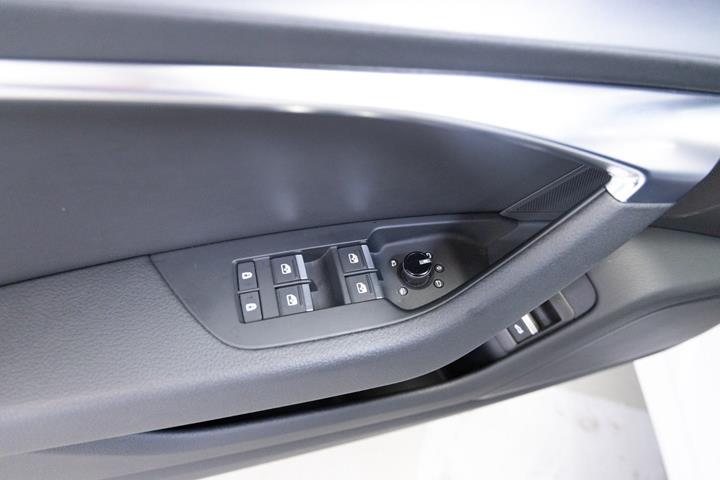 Hvid Audi A6 fra 2021