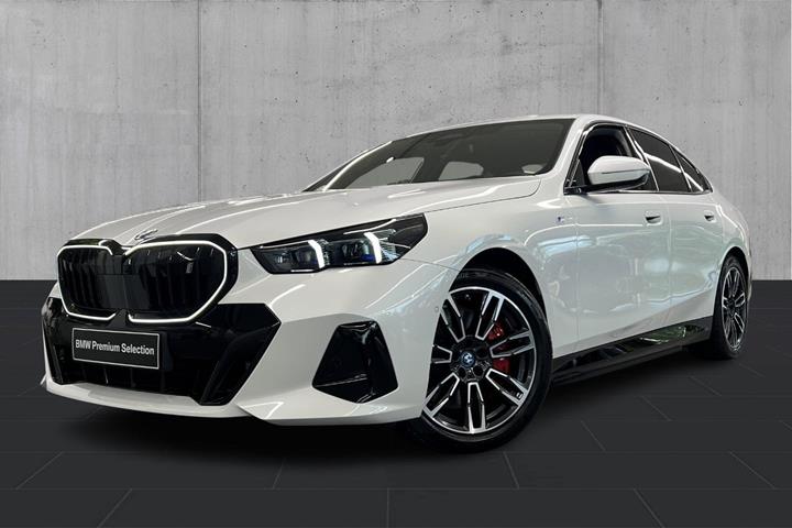 Hvid BMW i5 fra 2025 set udefra