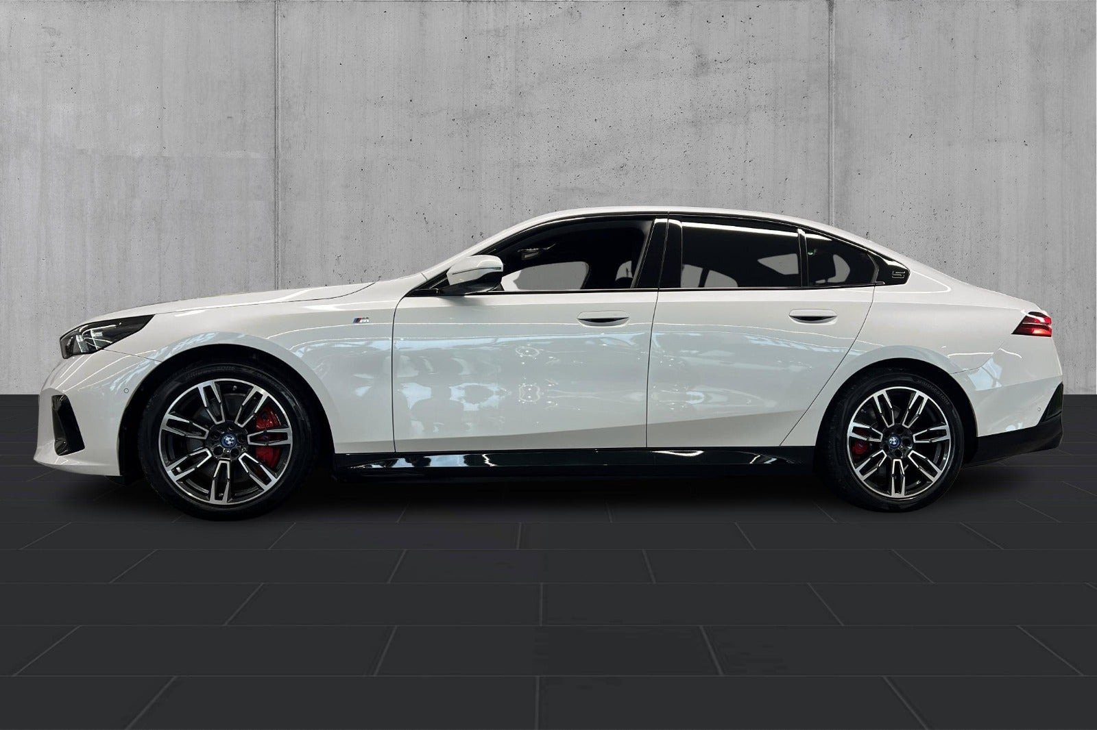 Hvid BMW i5 fra 2025