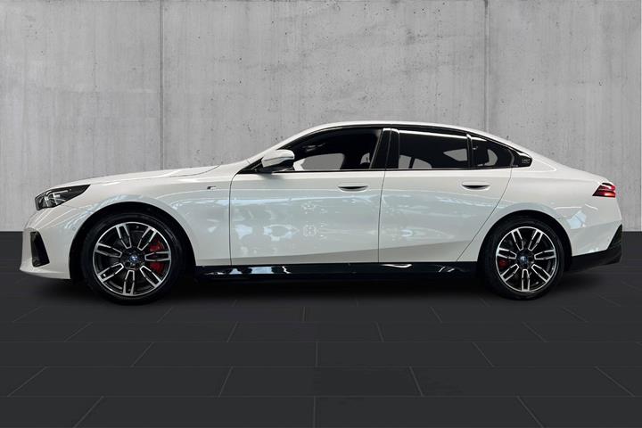Hvid BMW i5 fra 2025