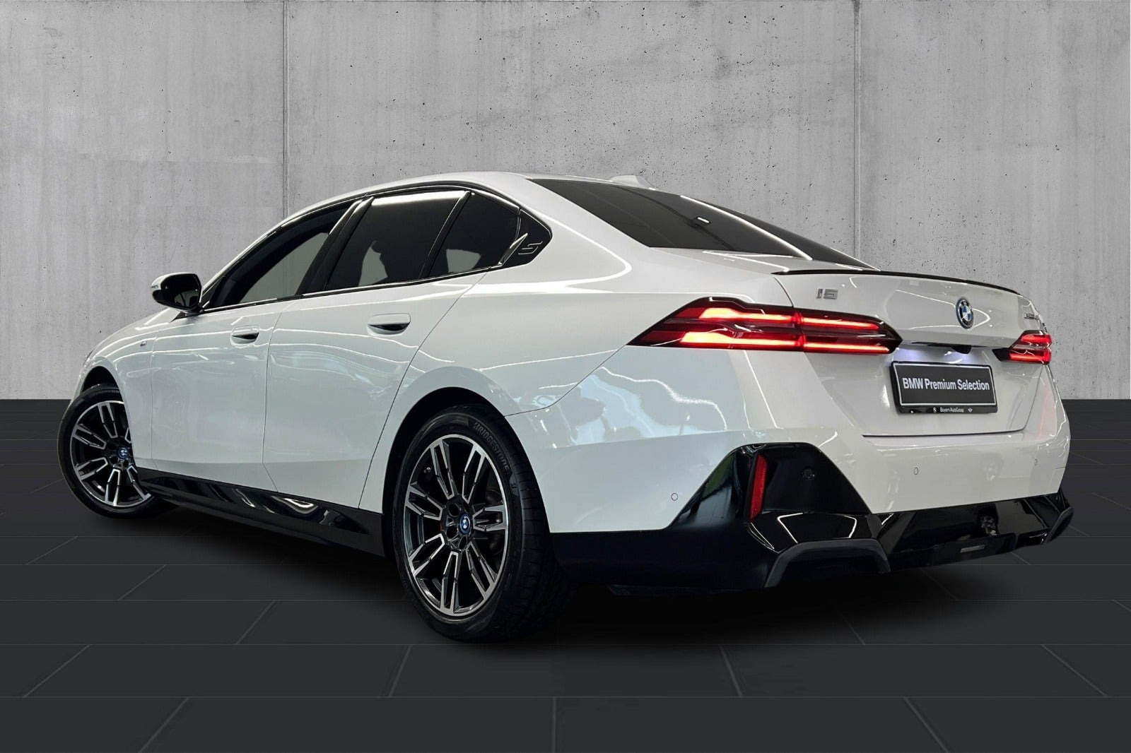 Hvid BMW i5 fra 2025