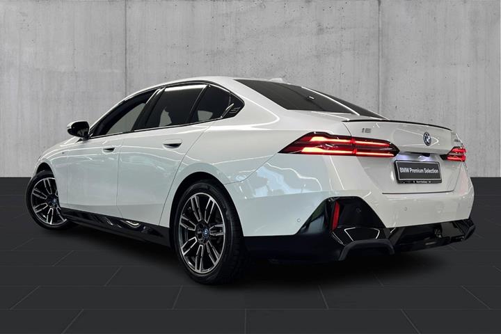 Hvid BMW i5 fra 2025