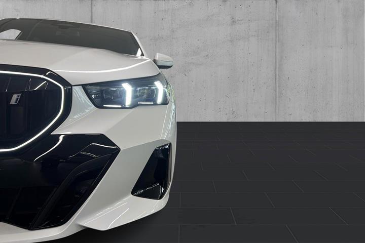Hvid BMW i5 fra 2025